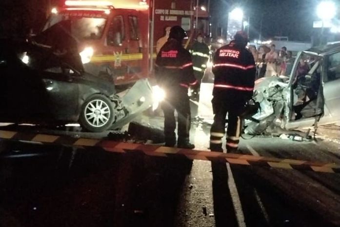 Colisão entre dois carros deixa vítima presa às ferragens, em Satuba