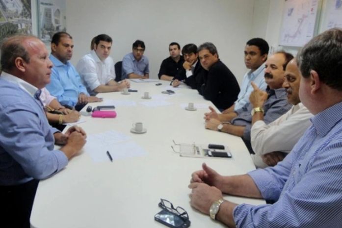 Vereadores se reúnem em shopping