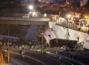 Acidente com trem de alta velocidade deixa mais de 50 mortos na Espanha