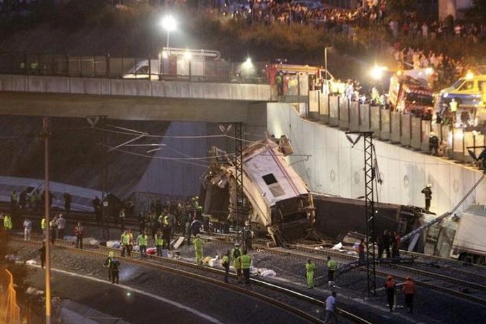 Acidente com trem de alta velocidade deixa mais de 50 mortos na Espanha