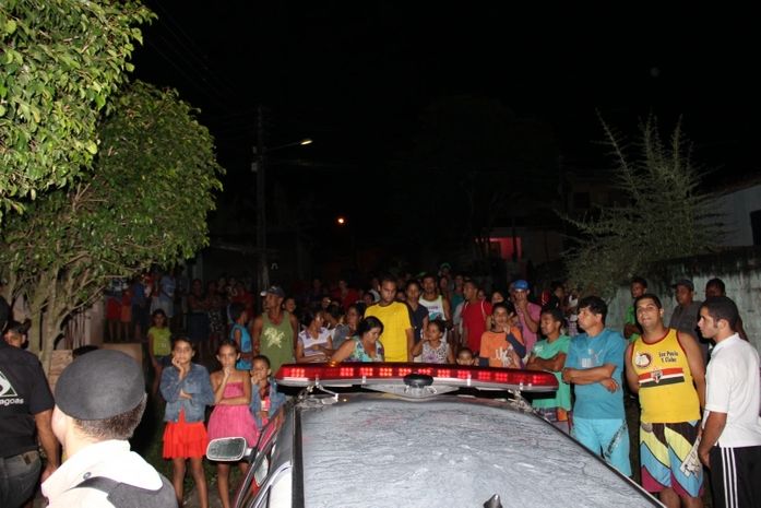 Homem invade residência para escapar de perseguição e é morto com vários tiros
