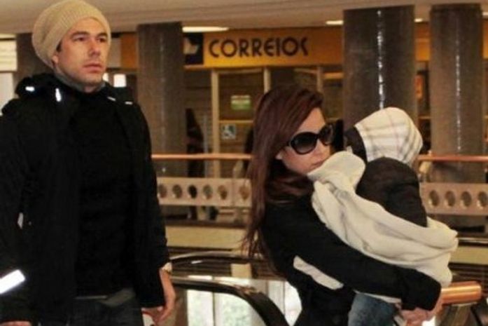 Que frio! Wanessa Camargo embarca no Rio com a família toda encasacada