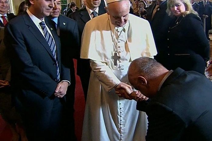 Em tratamento contra câncer, Oscar Schmidt se ajoelha e recebe bênção do Papa