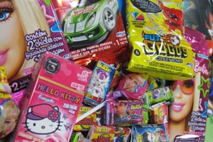 Garota rouba talão de cheques e compra R$ 7,6 mil em doces