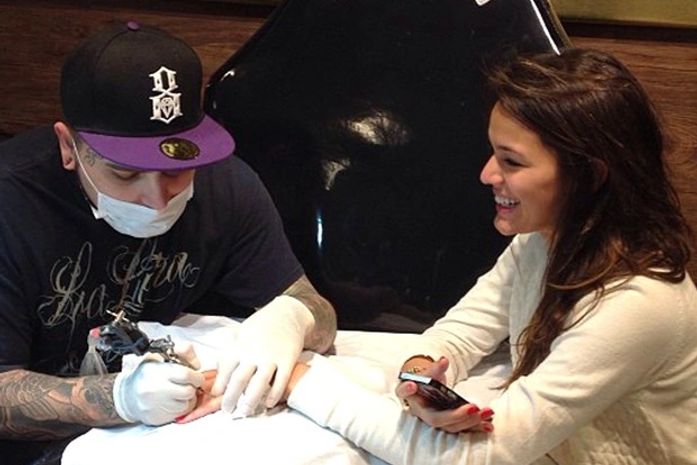 Com Neymar, Bruna Marquezine retoca tattoo de coração e faz desenho novo
