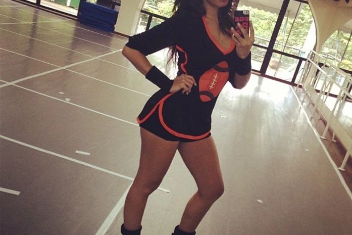 Look do dia! Com roupa curtinha, cantora Anitta mostra pernas em rede social