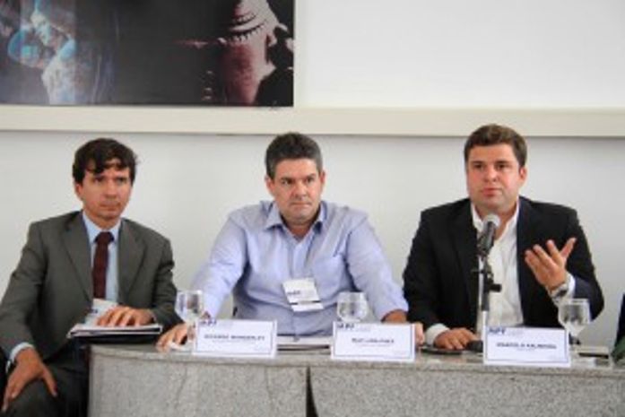 Prefeitura debate transferência de moradores da Vila dos Pescadores em audiência pública