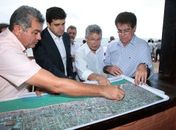 Rui com prefeito de Jaboatão dos Guararapes, Elias Gomes conhecendo a engorda das praias.