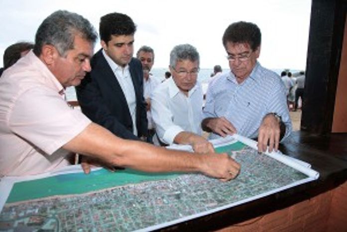 Rui com prefeito de Jaboatão dos Guararapes, Elias Gomes conhecendo a engorda das praias.