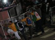 Voluntários da JMJ tentam impedir passagem de manifestantes para área restrita da Via Crucis