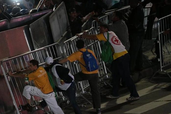 Voluntários da JMJ tentam impedir passagem de manifestantes para área restrita da Via Crucis