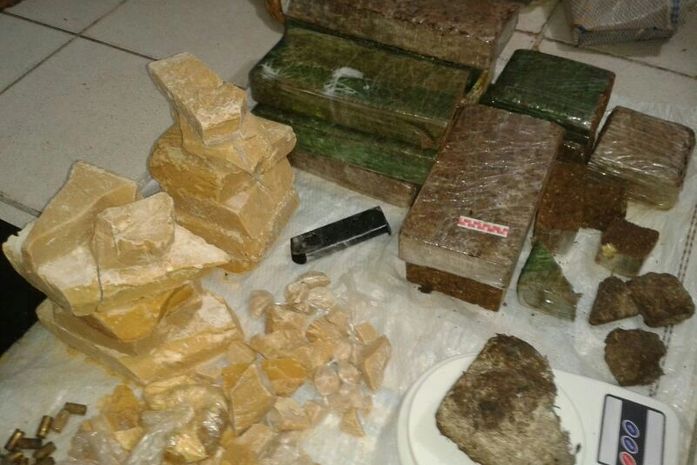 Drogas e arma foram encontradas 