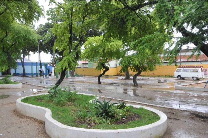 Dez praças em Maceió passam por serviços de manutenção