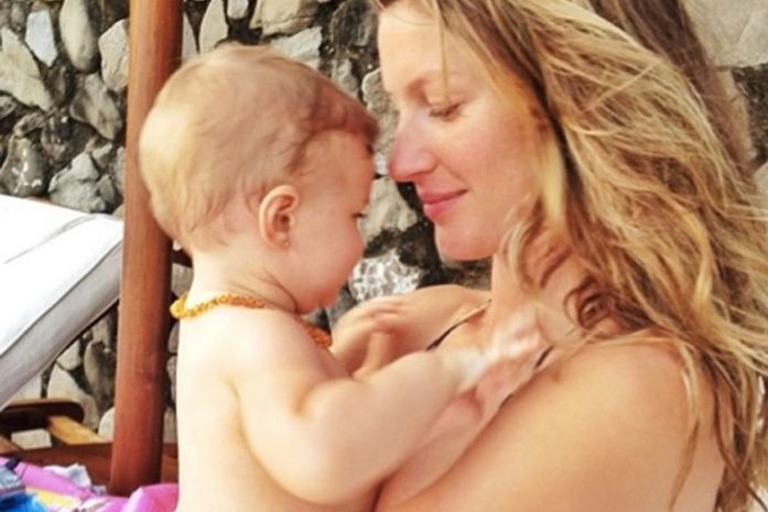 Mamãe coruja! Bündchen se derrete em abraço com a caçulinha e posta imagem fofa