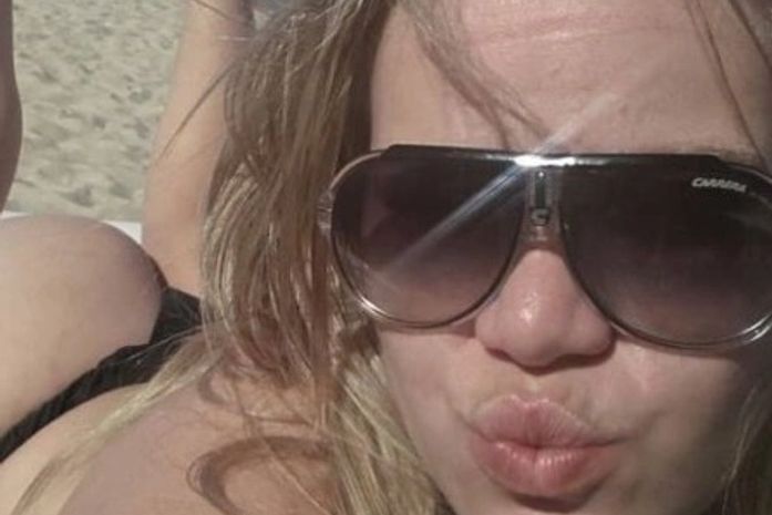 Ex-BBB Paulinha posa de biquíni e revela não comer na rua para manter dieta