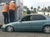 Carro vai parar embaixo de ônibus