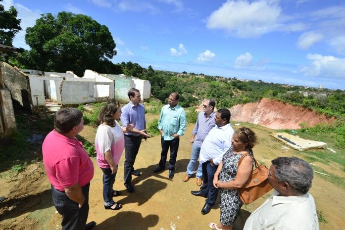 Secretário visita grota Bom Jesus e discute início da obra para conter erosão