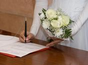 Mulheres querem manter nome de solteira após casamento