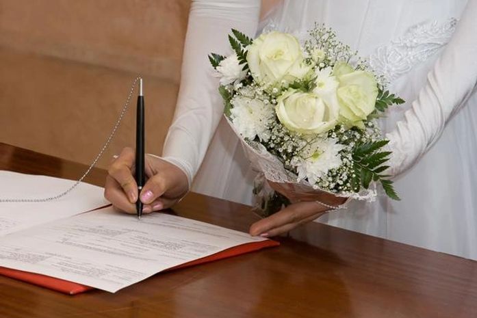 Mulheres querem manter nome de solteira após casamento