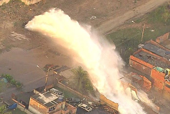 Adutora se rompe e alaga casas em Campo Grande, Zona Oeste do Rio