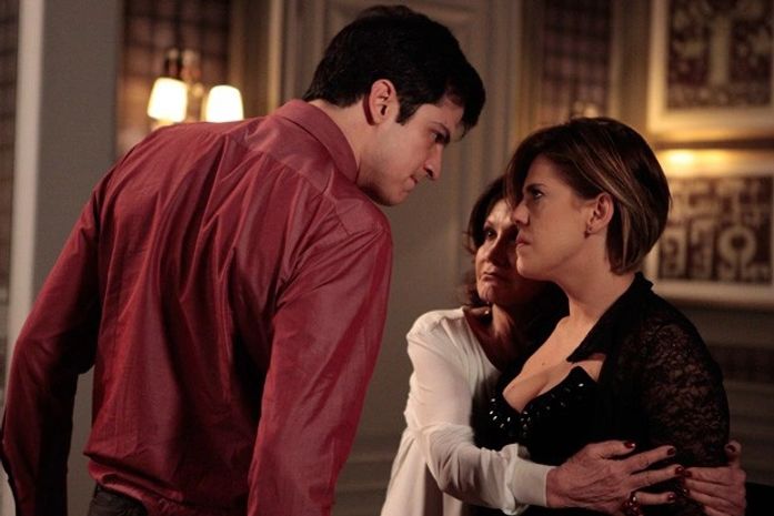 Félix bate em Edith ao descobrir que ela tem um caso com Wagner