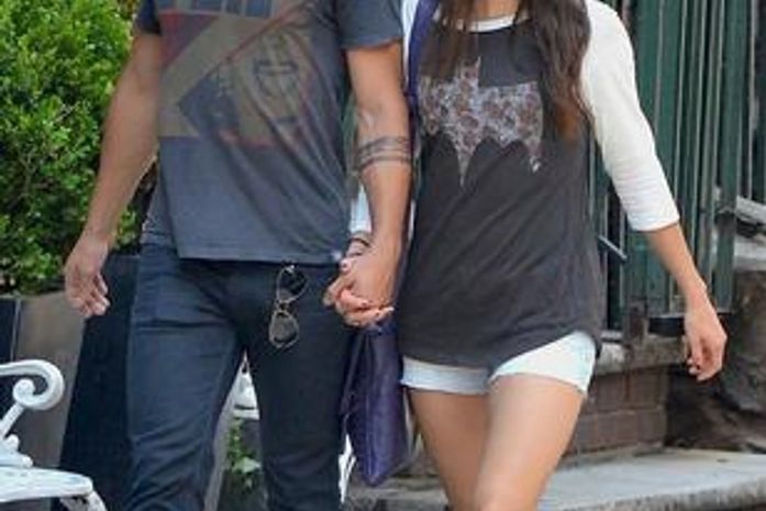 Foto de Taylor Lautner com colega de elenco confirma rumores de namoro