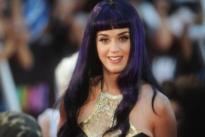 Kate Perry foi a única cantora a conseguir repetir o feito de Michael Jackson, de emplacar cinco singles na primeira posição, de um mesmo álbum.