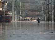 Casas e carros foram destruídos com a força da água