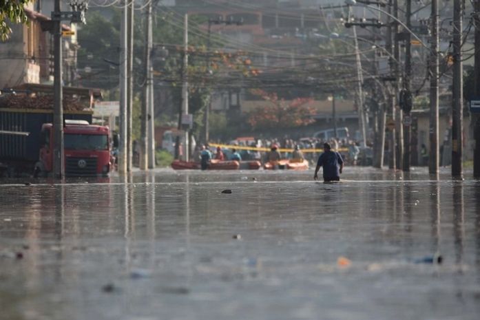Casas e carros foram destruídos com a força da água