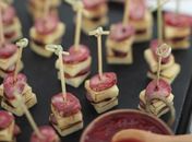 Espetinho de linguiça com queijo e  geleia picante é sucesso