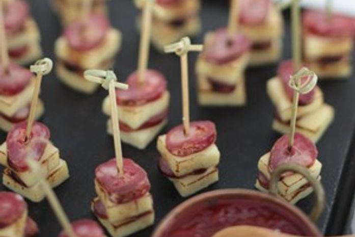 Espetinho de linguiça com queijo e geleia picante é sucesso