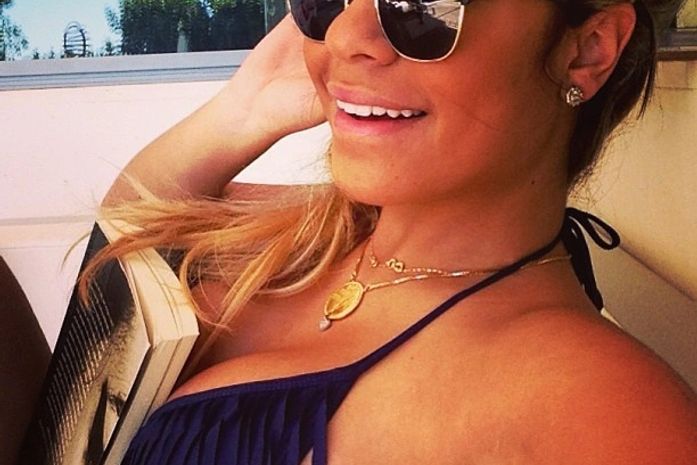 De biquíni na Espanha, irmã de Neymar sente falta de Marquezine: Cadê você?'