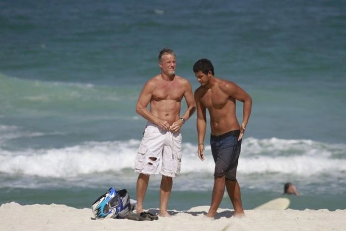 Cinquentão em boa forma! Marcello Novaes curte dia de praia com o filho