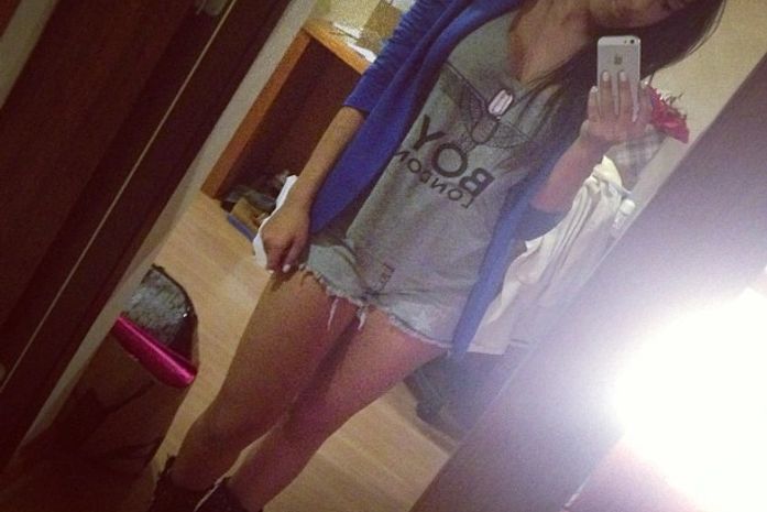 Funkeira sempre na moda! Anitta mostra o shortinho do dia em frente ao espelho