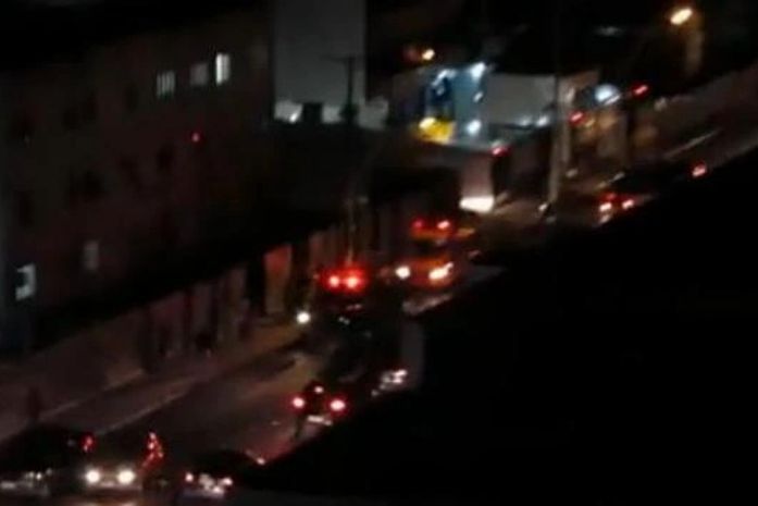 Imagens de viaturas do Corpo de Bombeiros se dirigindo ao local da ocorrênncia