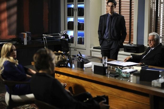 Edith exige fortuna de Félix para não revelar ao mundo que ele é gay