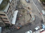 Sem tetos fazem barricada em frente a prédio
