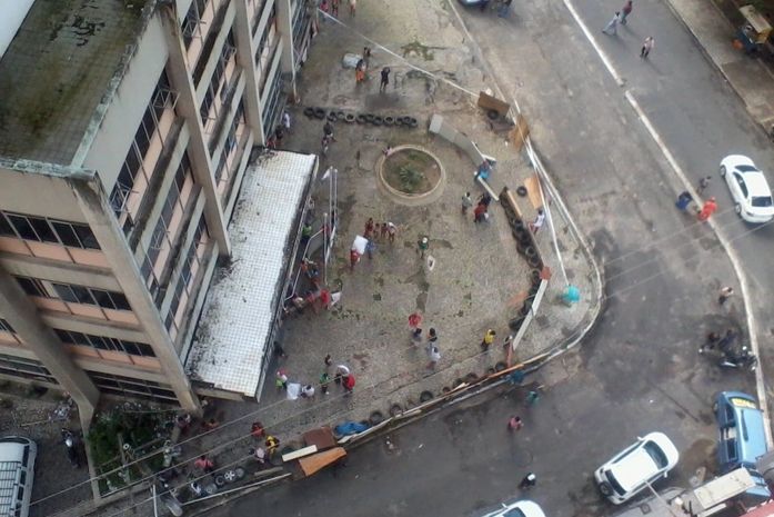 Sem tetos fazem barricada em frente a prédio