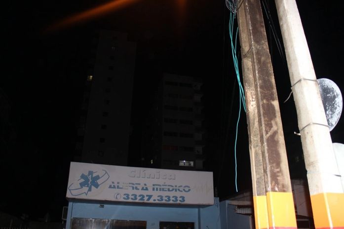 Fios ficam expostos, após roubo de parte da fiação de clínica médica