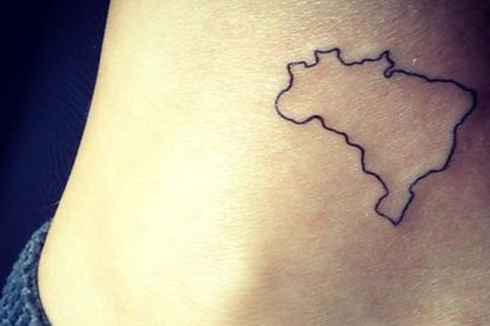 Isis Valverde tatuou o mapa do Brasil no tornozelo