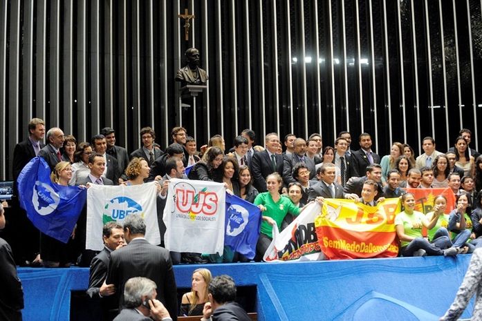 Renan com representantes dos jovens após aprovação do estatuto
