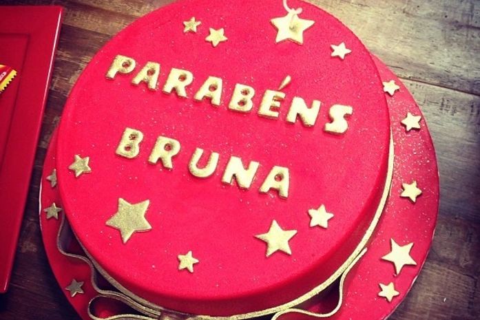 Mais um! Bruna Marquezine ganha bolo de aniversário antecipado de 18 anos