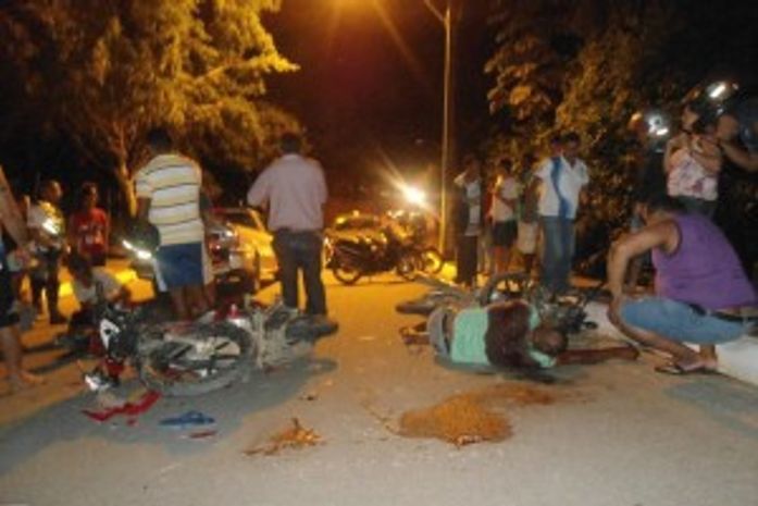 Colisão entre motos deixa duas pessoas gravemente feridas