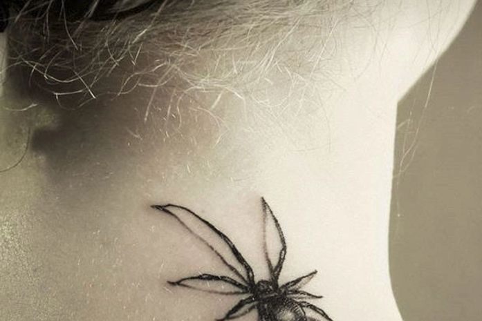 Jovem exibe tatuagem em 3D de aranha no pescoço que parece real