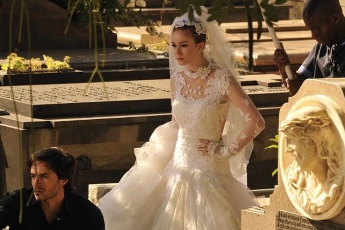 'Amor à vida': Nicole é enterrada e vaga pelo cemitério atrás de Thales