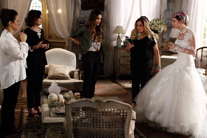 Nicole passa mal ao ver fotos de Thales e Leila juntos em 'Amor'