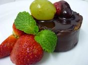 Aproveite o inverno e faça fondue de chocolate com casquinha comestível