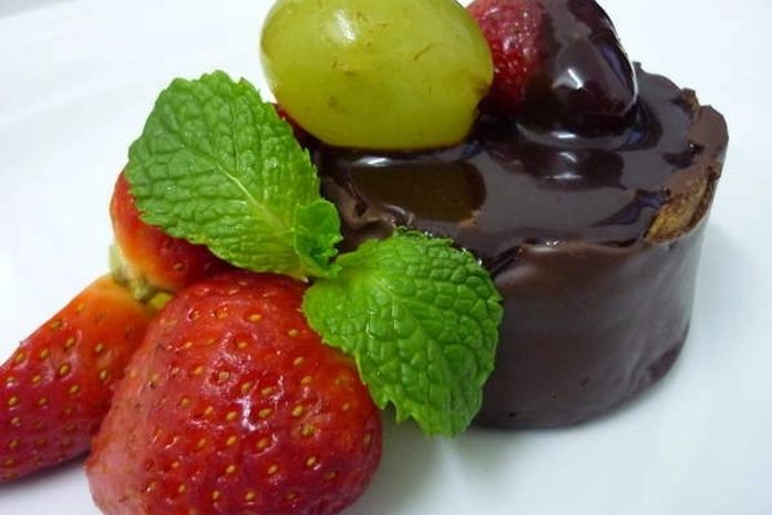 Aproveite o inverno e faça fondue de chocolate com casquinha comestível