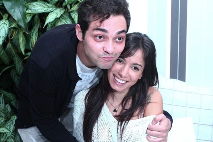 Anitta chega a festa com humorista, entra antes dele e nega affair: 'Só amigo'