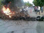 Moradores protestam em via 